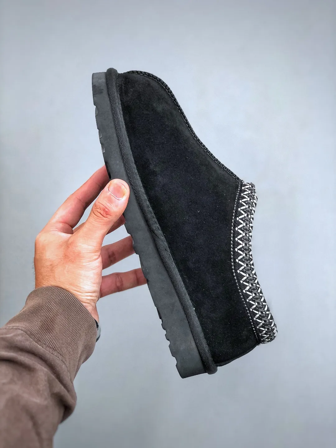 Local self-pickup💰540 supports store placement. The top version on the market. UGG Tazz. Ethnic thin-soled men's and women's models. Xiaohongshu's hot model. Produced by a major foreign trade factory in Guangzhou. Real sheep fur from toe to insole. Independent outer box packaging. Chip. Waterproof process. Different from any version on the market. 5cm thick sole, independently developed original outsole, cashmere insole, keeping warm in winter, suitable for home use. In the new year, uug launched a style series, which is partially geared towards the preferences of young consumers. It has also moved to the forefront of fashion trends. Shoe body material, water-repellent coated suede upper, 17 mm UGGPURE™ implanted wool insole, lightweight non-slip and comfortable rubber outsole, with brand LOGO and trademark, with full package Size: 35 36 37 38 39 40 41 42 43 44 45